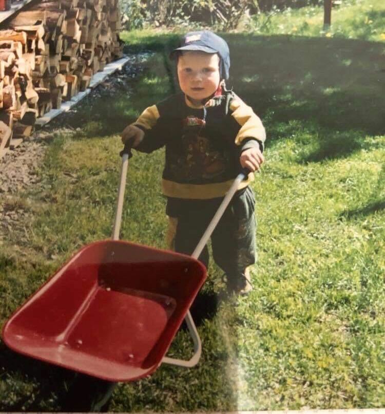 Jon Olav Båtbukt arbeider hjemme på gården.